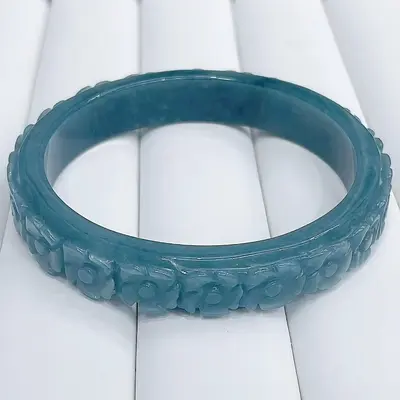 Natürlicher Typ-A-Jadeit-Armreif, Blau-Wasser, geschnitzt, Damen