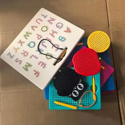 Magnetische Großbuchstaben-Tafel mit Stahlkugel-Maltafel für Kinder