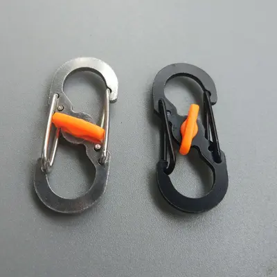 Fabrika doğrudan tedarik hırsızlığa karşı korumalı S şeklinde kilitli toka, düşmeye karşı dayanıklı metal anahtarlık, yaratıcı küçük hediye, mini hızlı kanca tokası.
