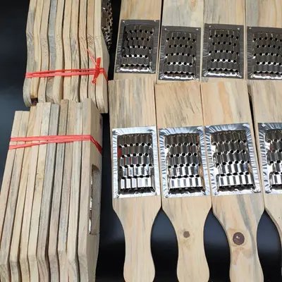 Holzhobelmaschinen für Straßenverkaufsstände, zweiteiliges Haustyp-Holzmodell, Rettichgemüseschneider, altmodische Holzkiefernbretter zu niedrigem Preis.