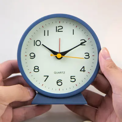 Minimalistische Metall-Wecker für Männer, Frauen und Kinder, kreative Nachttisch-Leuchtuhr, lautlose Tischuhr für Schüler und Schlafzimmer