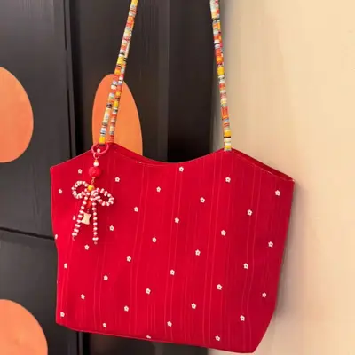 Canvas-Tote-Bag mit roten Blumen und Geflechtdetails - 6