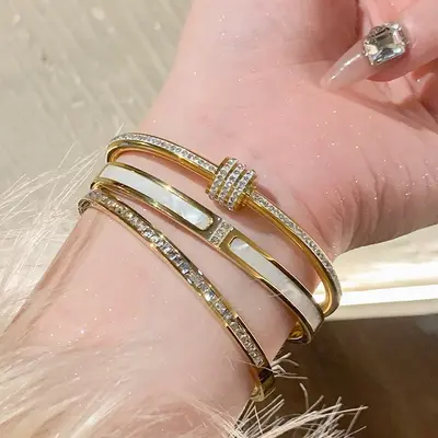 Gypsophila Titanstahl-Armband mit kleinem Taillenbund für Frauen, hochwertiges flaches Ring-Armband, Handschmuck-Armband, zugänglicher Luxus im Nischensegment