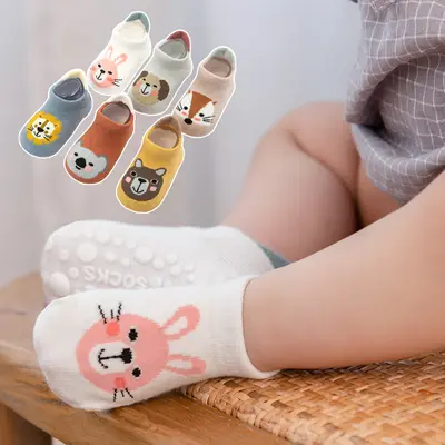 3D Karikatür Bebek Trampolin Çorabı, Silikon Noktalı, Alçak Kesim