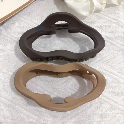 Irregular claw hair clip for women, new premium style, suitable for thick hair at the back of the head, large shark clip, plain hair accessory.