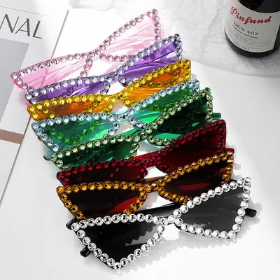 Sonnenbrille mit Strass-Schleife und bunter kleiner Fassung