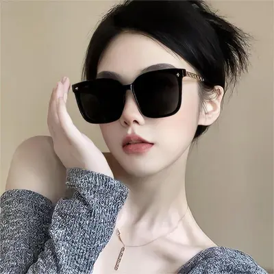 Large-Frame Women's Sunglasses with Chain Temples, UV Protection - 1