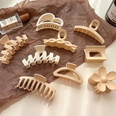 Hochwertige Milchkaffee-farbene Haarklammer mit Frosted-Oberfläche Internet-berühmte Hüte Damen Haarspange mit großem Hai-Clip Haarhalter Großhandel