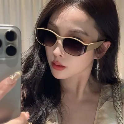 Cat-Eye Sunglasses, Retro Design, UV Protection, Curved Lenses