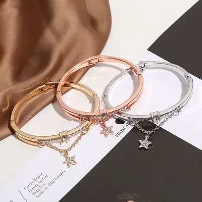 Yeni moda TikTok öğrenci Kore tarzı beş köşeli yıldız alaşımlı bileklik moda bileklik Avrupa ve Amerikalı kadın kristal takı toptan satışı