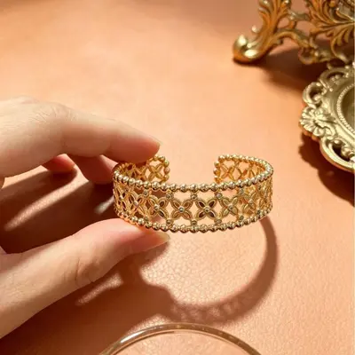 Vintage monogram açık bilezik, pearl kenarlı kadın aksesuarı - 2