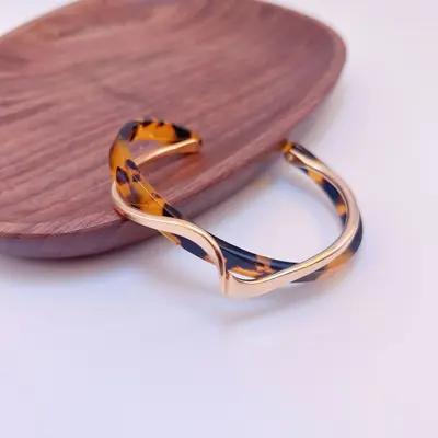 Umweltfreundliches leichtes Luxus-Plattenearmband mit gekrümmter Metalltextur Armband ins Nischen-Design koreanische Mode Internet-berühmte Schmucke - 11