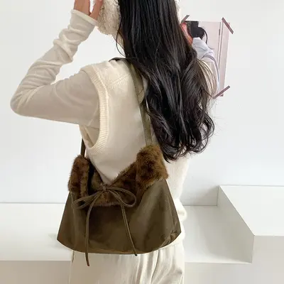 Retro-Damentasche mit Leopardenmuster und Plüschdetails - 4