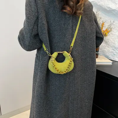 Mattierte Halbmond-Mini-Kettentasche zum Umhängen, Lippenstift-Stil