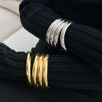 Europäische und amerikanische grenzüberschreitende Mode Metall Bühnen Armbandsatz für Frauen, personalisiertes übertriebenes Zahnrad breites Armband Armreif