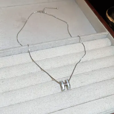 Kadınlar için hafif lüks harfli üç boyutlu H kolye, modaya uygun niş minimalist tarz, süper peri mizaçlı çok yönlü köprücük kemiği zinciri. - 8