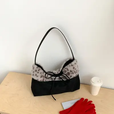 Retro-Damentasche mit Leopardenmuster und Plüschdetails - 8