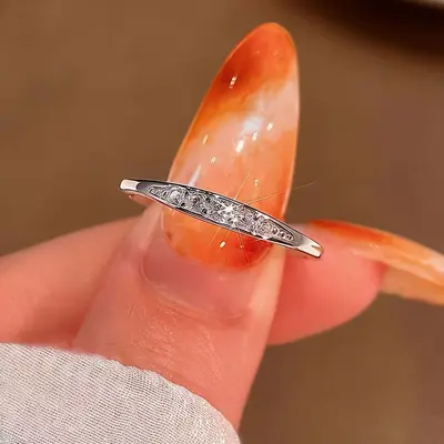 Grenzüberschreitender Bestseller Kupfer-Mikro-Pave unregelmäßiger Stabform Wellenmuster Ring für Damen glänzender Zirkonia feiner Reihen-Diamant Ring Schmuckzubehör