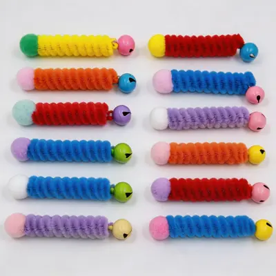Buntes Katzenspielzeug-Set mit Federstab, Plüschbällen und Glöckchen - 1