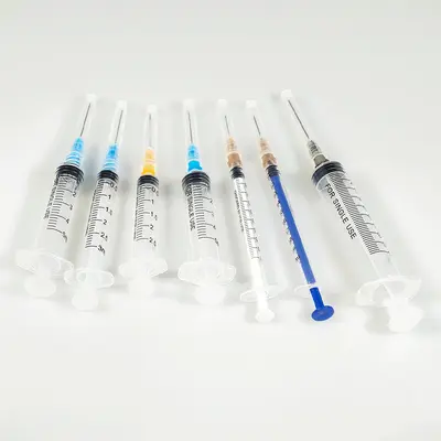 1 ml tek kullanımlık steril plastik veteriner enjektörü, iğneli, ölçekli