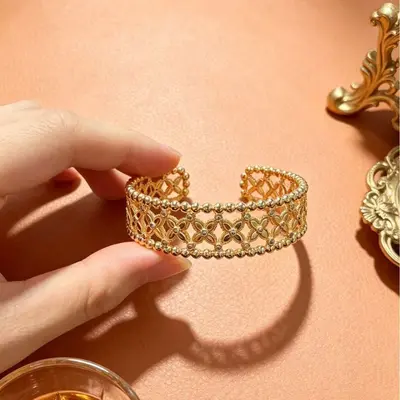 Vintage monogram açık bilezik, pearl kenarlı kadın aksesuarı - 5