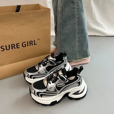 Damen-Sneaker in Silber mit dicker Sohle, 2026