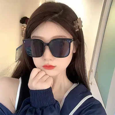 Retro Large-Frame Unisex Sunglasses with Rhinestones and UV Protection - 3