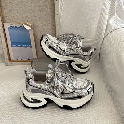 Damen-Sneaker in Silber mit dicker Sohle, 2026