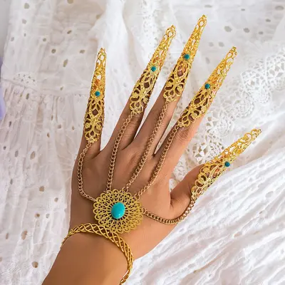 Gotik-Kettenfingerarmband Damen mit Ziernieten