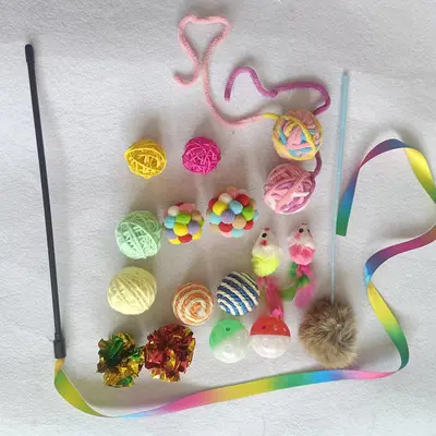 18 Parçalı Renkli Kedi Oyuncak Seti, Plastik Tüylü Toplar, Isırma ve Sesli Oyun Topu