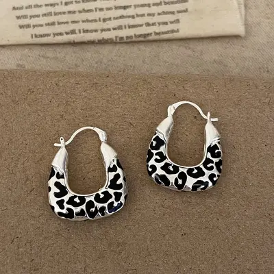 Kadınlar için retro leopar desenli U şeklinde küpeler 2025 yeni popüler niş benzersiz küpeler sonbahar ve kış erişilebilir lüks üst düzey küpeler - 8