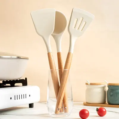 Toptan ahşap saplı silikon spatula ve kaşık seti ev yüksek sıcaklığa dayanıklı yapışmaz tava anti-haşlanma spatula mutfak pişirme araçları
