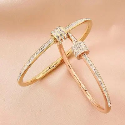 Gypsophila Titanstahl-Armband mit kleinem Taillenbund für Frauen, hochwertiges flaches Ring-Armband, Handschmuck-Armband, zugänglicher Luxus im Nischensegment