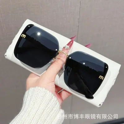 Women's Semi-Rimless Gradient Tea Sunglasses with Sparkle Details - 4