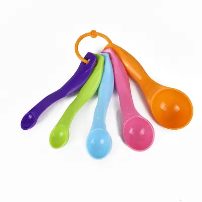 Mutfak pişirme araçları renkli ölçüm kaşığı beş parçalı set ölçekli plastik süt tozu kaşığı ölçüm kaşığı çocuk oyuncak seti