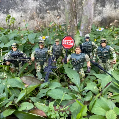 10-cm-Tarnsoldaten-Figur mit beweglichen Gelenken und Waffen