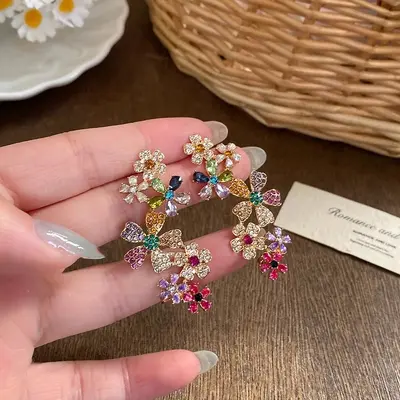 Renkli çiçek tasarımlı kulak klibi küpe