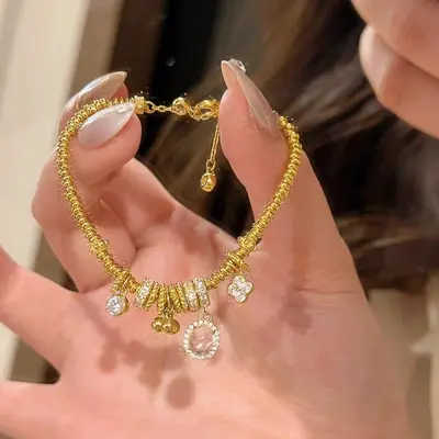 Goldfarbenes geflochtenes Seilarmband im chinesischen Stil