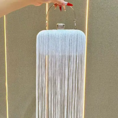 Glitzernde Abendtasche mit Quasten und Schultergurt - 13