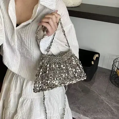 Schlichte Damenhandtasche mit gewebter Perlenkette - 1