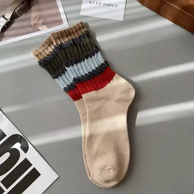 Damensocken mittelhoch aus Baumwolle, lockerer Bund, Regenbogenstreifen