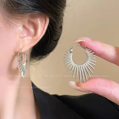 Kalp şekilli minimalist tasarım küpe, kadın moda