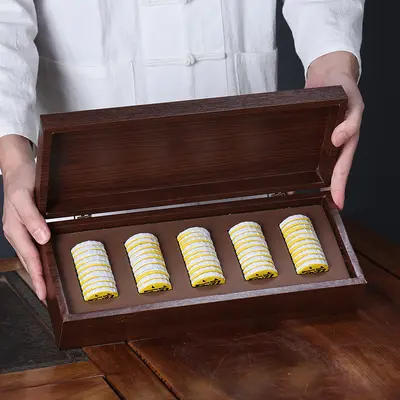 Yunnan Pu'er Gereifter Teekuchen in luxuriöser Geschenkbox