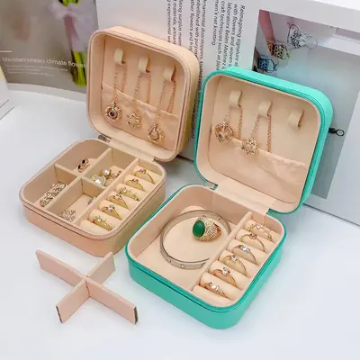Tragbare Schmuckschatulle, luxuriös und elegant für Reisen, kompakte Mini-Box für Ohrringe, Ringe, Halsketten, Armbänder