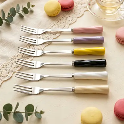 Lebensmittelechtes Edelstahl-Obstgabel-Set mit buntem Aufbewahrungsbecher und Keramik-Bech