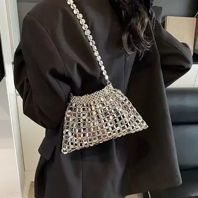 Schlichte Damenhandtasche mit gewebter Perlenkette - 5