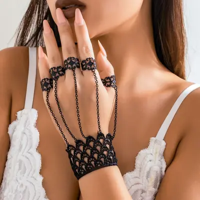 Gotik-Kettenfingerarmband Damen mit Ziernieten