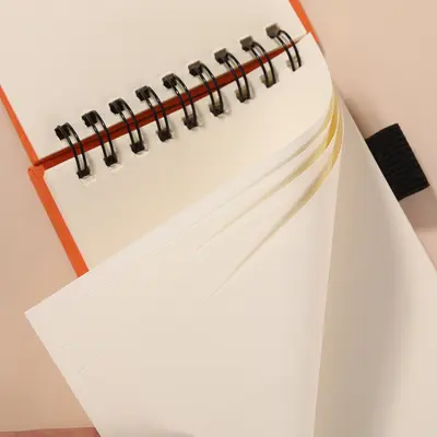 Mini-Taschennotizbuch mit abtrennbaren Seiten und Kugelschreiberhalter