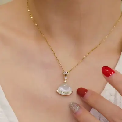 Koreanische Version beliebter Katzenauge-Stein-Fächerform-Mini-Rock-Anhänger für Frauen, einfacher und super feenartiger Modestil, elegantes Titan-Stahl, gleicher Stil wie bei Internet-Prominenten.