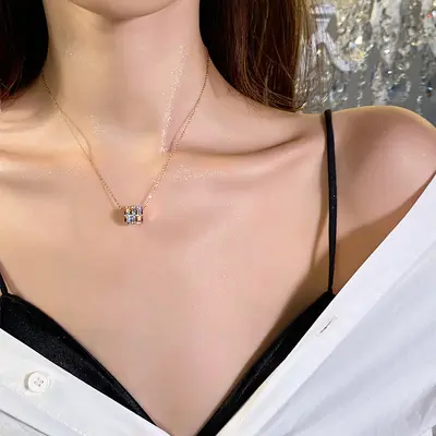 Volles Diamant-Schlüsselbein-Halskette aus Titanstahl für Frauen, rostfrei, vielseitig, hochwertiger leichter Luxus, Instagram-Stil, minimalistische Ästhetik, 18K Gold-Brustkettenanhänger
